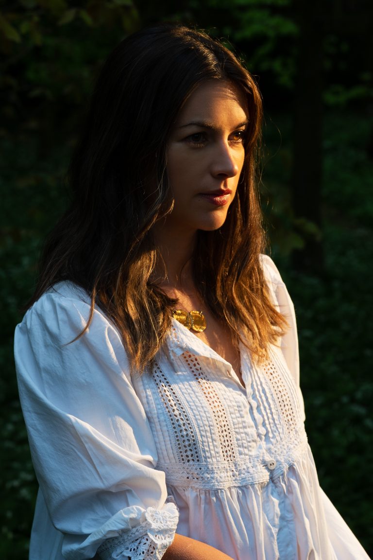 amelia warner age - Ilustrasi 2